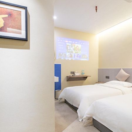 Puzzle Hotel Guangzhou Fenghuang New Village Subway Station Bagian luar foto