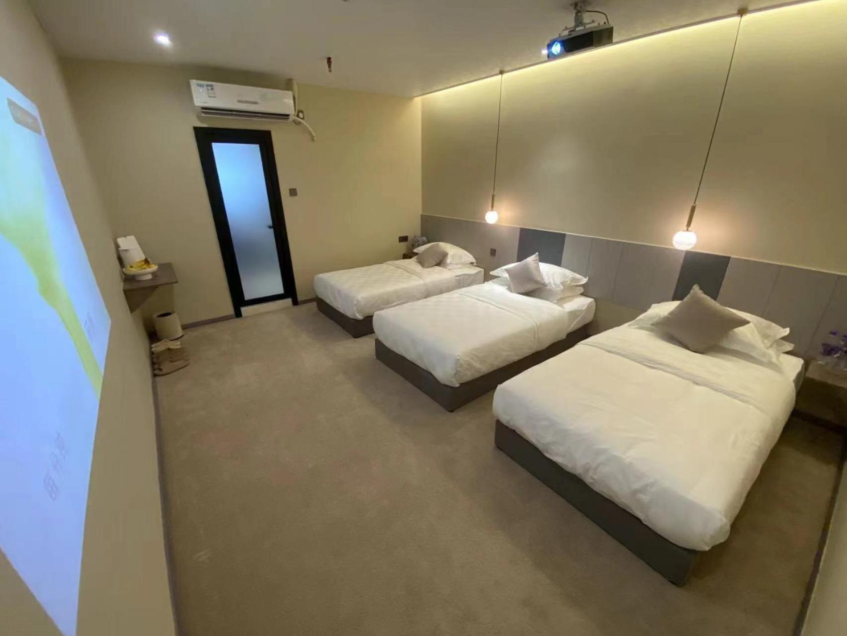 Puzzle Hotel Guangzhou Fenghuang New Village Subway Station Bagian luar foto