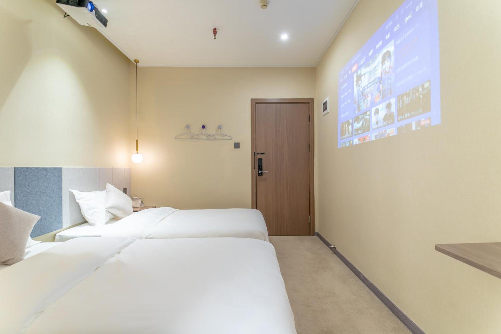 Puzzle Hotel Guangzhou Fenghuang New Village Subway Station Bagian luar foto