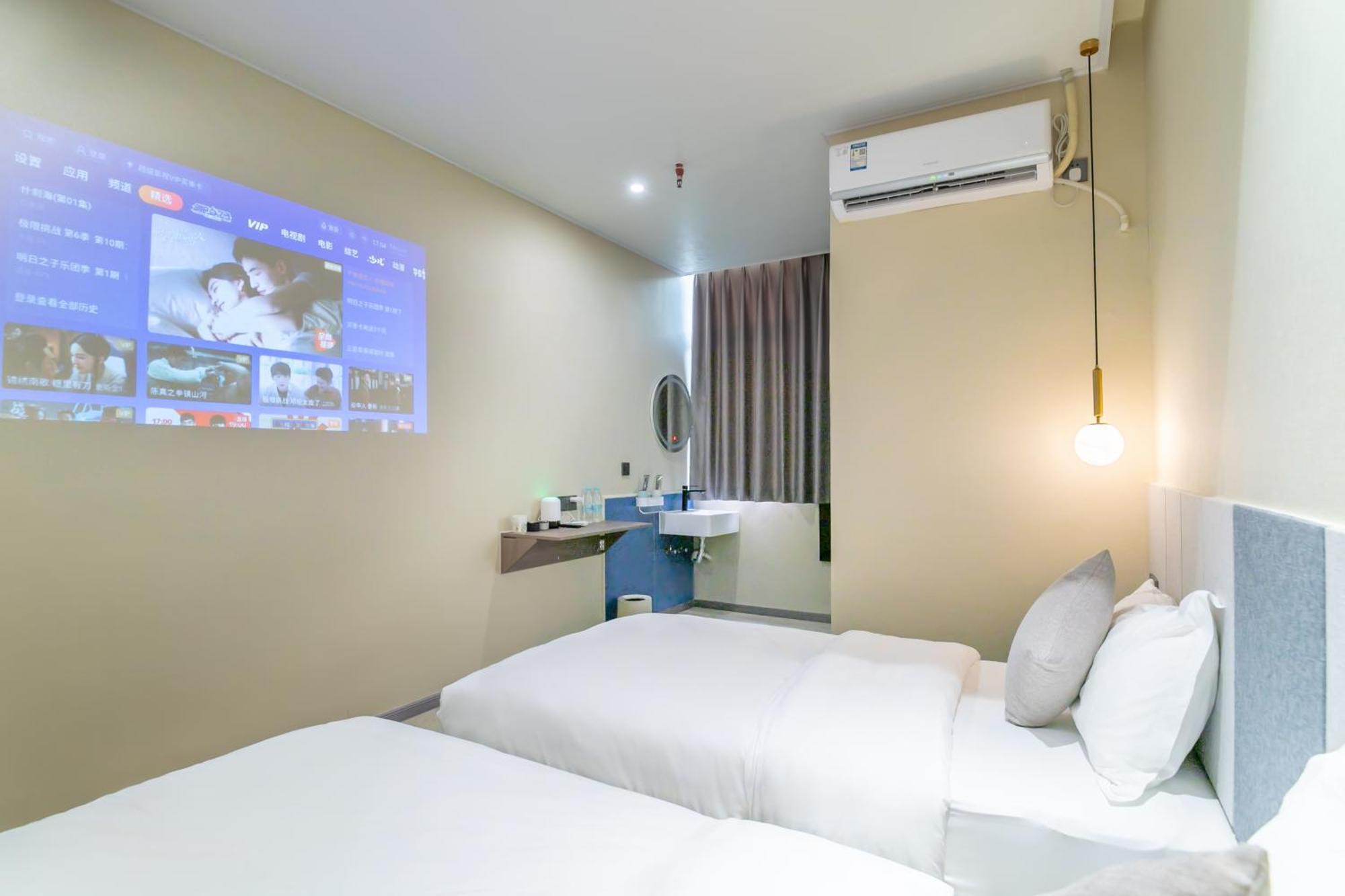 Puzzle Hotel Guangzhou Fenghuang New Village Subway Station Bagian luar foto