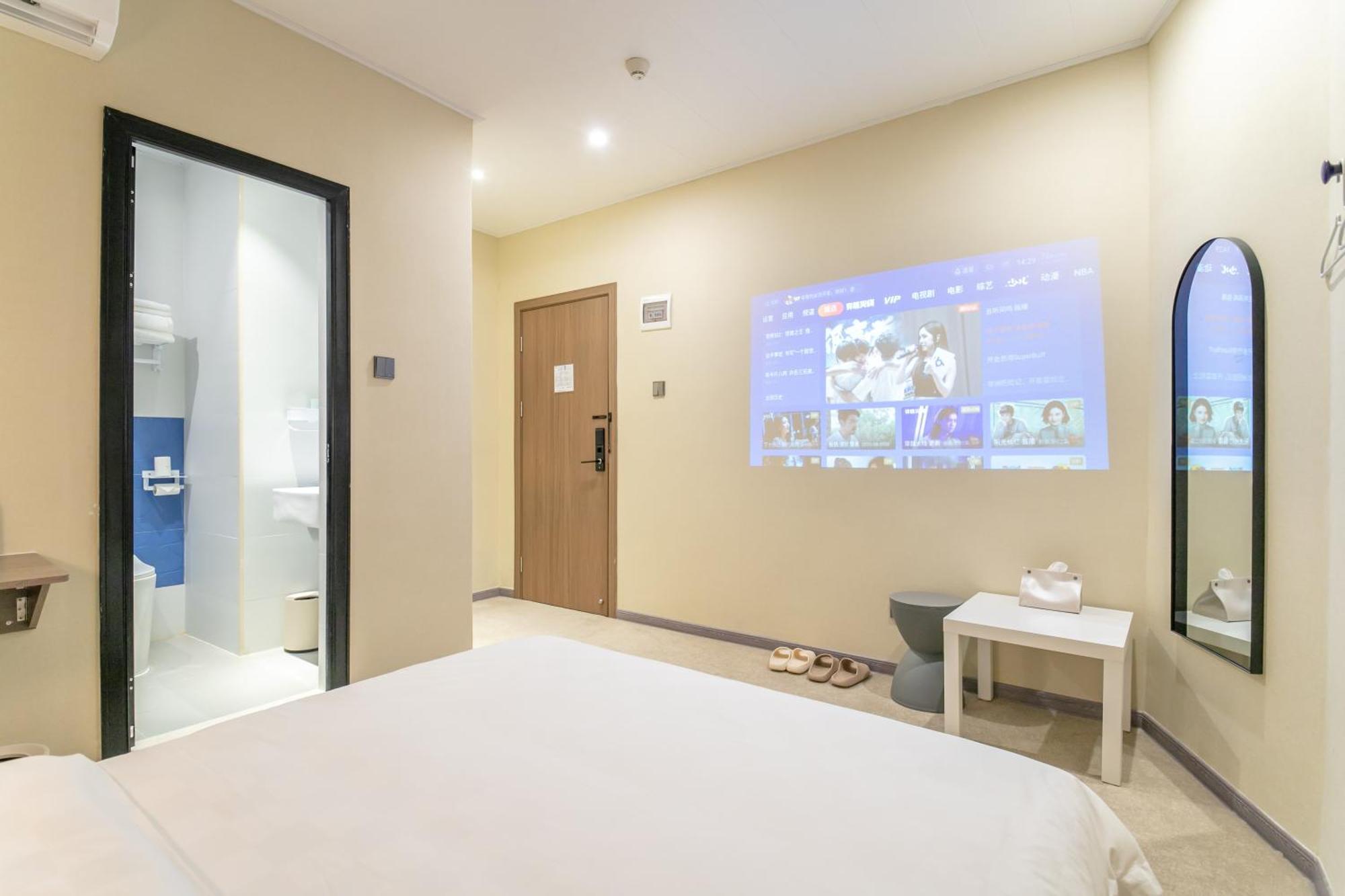Puzzle Hotel Guangzhou Fenghuang New Village Subway Station Bagian luar foto