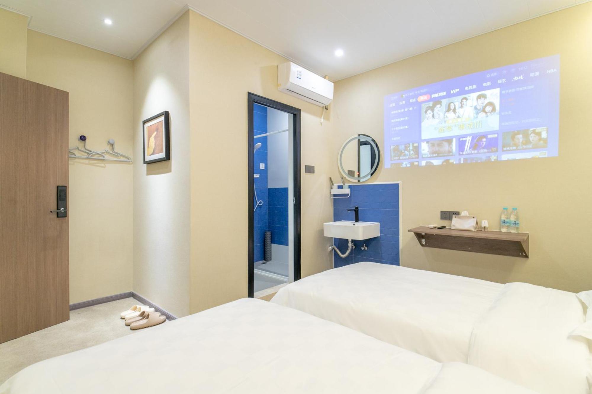 Puzzle Hotel Guangzhou Fenghuang New Village Subway Station Bagian luar foto