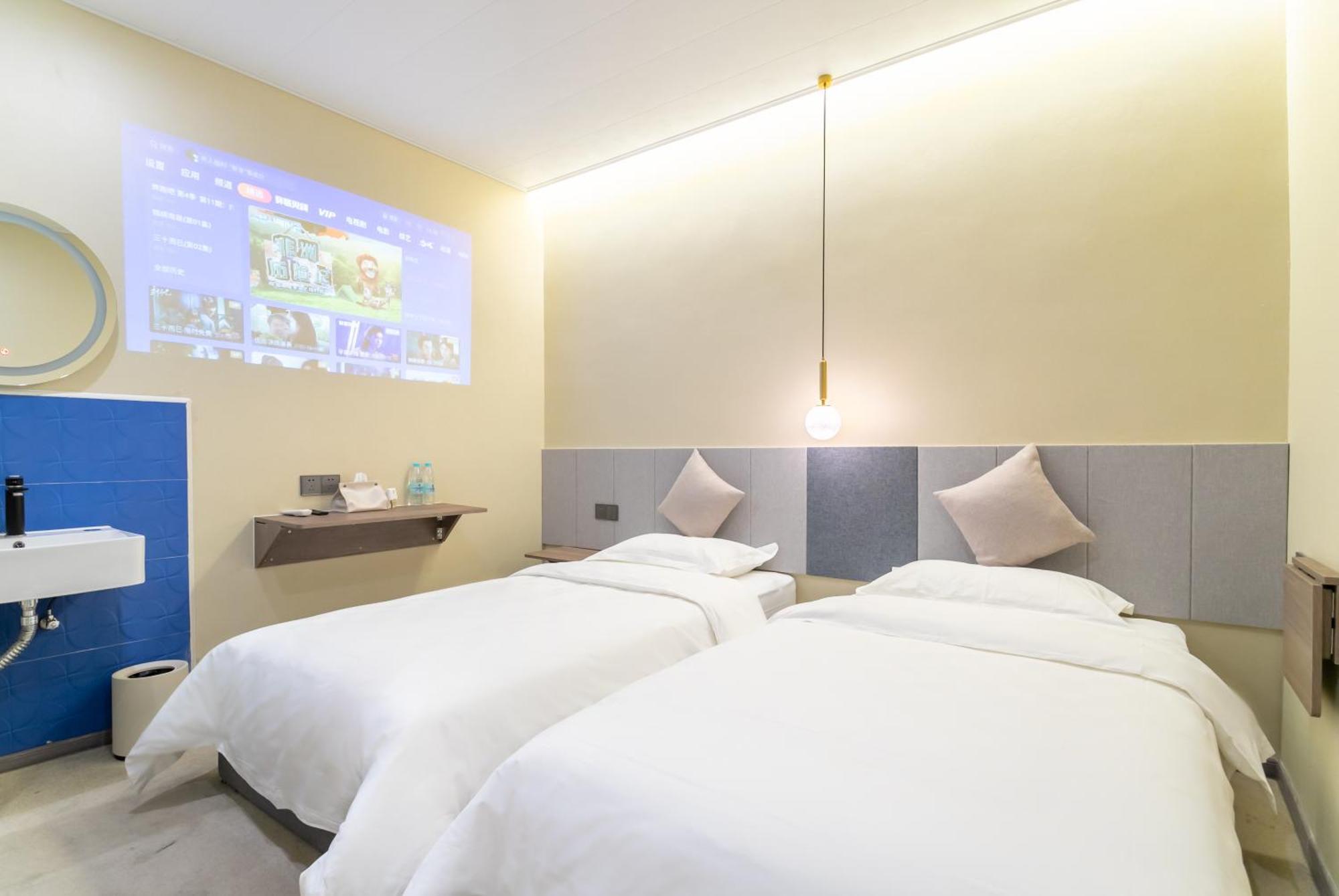 Puzzle Hotel Guangzhou Fenghuang New Village Subway Station Bagian luar foto
